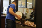 Hombre paga fotomulta por 540 mil pesos con monedas