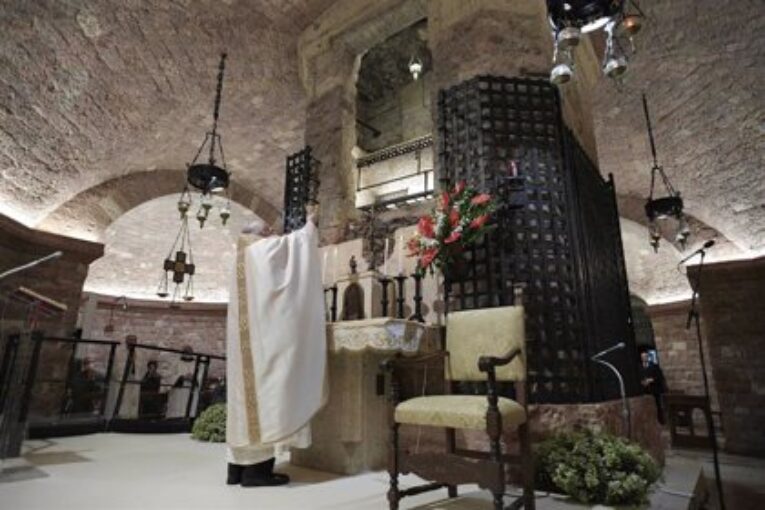 Sacerdotes se rebelan contra El Vaticano; bendecirán uniones homosexuales