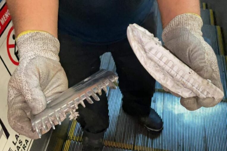 Suela de zapato se atora en escalera del metro Centro Médico y la descompone; la reparan en 3 horas