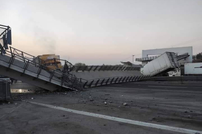Dos tráileres son aplastados por puente peatonal que colapsó en autopista Querétaro-San Luis Potosí