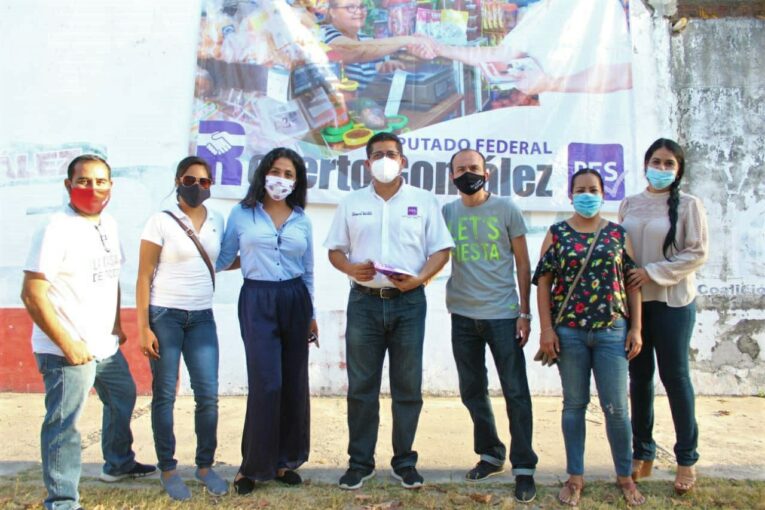 Obsequia Roberto González focos led en Infonavit, y ayuda al planeta
