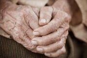 Abuelita víctima de maltrato pide ayuda a enfermero al recibir su vacuna anticovid