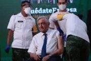 AMLO recibe vacuna anticovid de AstraZeneca durante La Mañanera en Palacio Nacional