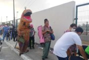 'Dinosaurio' acompaña a su madre a ponerse la vacuna covid en Tamaulipas