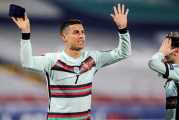 Banda de capitán que Cristiano Ronaldo tiró al césped se vendió en Serbia por 75.000 dólares