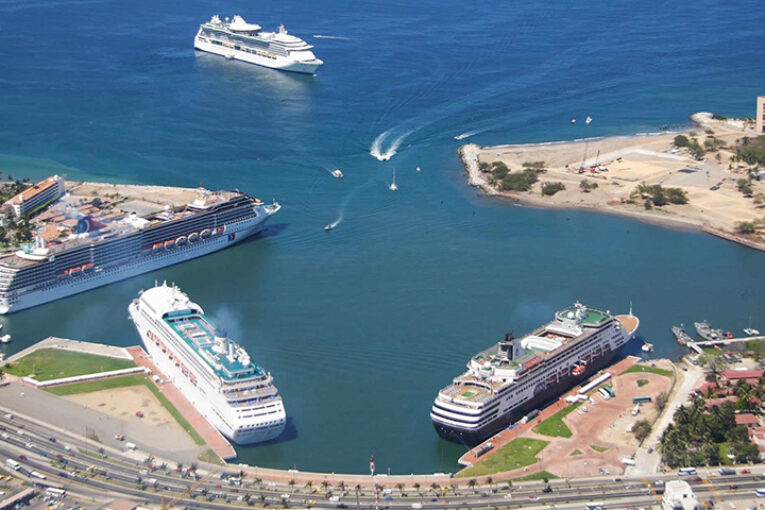 Pernoctan cruceros en Vallarta, pero sin turistas