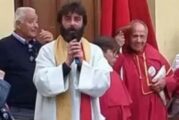 En plena misa, sacerdote cuelga los hábitos por enamorarse de catequista