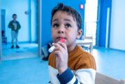 ¿Fácil como comer un dulce? Austria prueba test de covid-19 para niños, en forma de paleta
