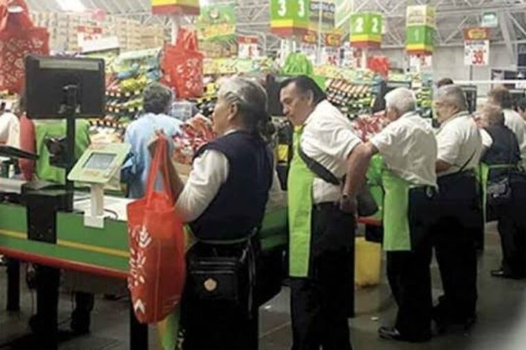 Abuelitos ya pueden volver a supermercados como 'cerillitos'