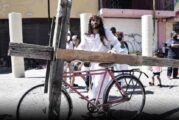Viacrucis: Jesús hace su recorrido… en bicicleta