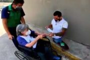 Joven sin piernas y en patineta apoya vacunación en CDMX