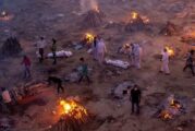 Drones captan cremaciones masivas en India ante el número de muertes por Covid-19