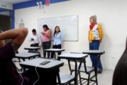Payasito que estudia Derecho no pudo cambiarse para su clase y conmueve en redes