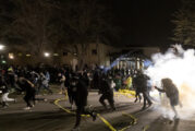 Policías incendian Minnesota y Virginia por ataque a soldado y por asesinato de afroamericano
