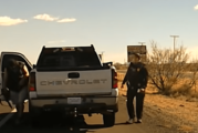 El oficial Darian marca el alto a traficante de drogas y es asesinado a tiros. Pasó en EU
