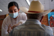 Recibir vacuna contra COVID-19 implica mayor compromiso para mantener cuidados sanitarios