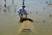 Sequía en un lago deja al descubierto un cementerio en Sinaloa