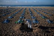 Con bolsas para cadáveres en Copacabana recuerdan a los 400.000 muertos por covid-19 en Brasil