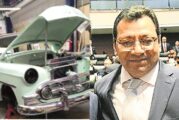 Magistrado usa taller de tribunal para restaurar sus autos clásicos