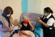 ¡Por fin! Mujer de 104 años es vacunada contra Covid-19 tras error en su CURP