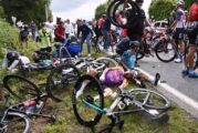Gran accidente en el Tour de Francia causado por un aficionado que sostenía un cartel