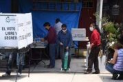 Con todo y tanque de oxígeno, don Pedro, sobreviviente de Covid, acude a vota