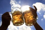 Mexicanos, los más cerveceros entre 52 naciones, dice OCDE
