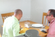Exhiben a otro hermano de AMLO recibiendo dinero