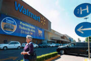 Tras protestas, Walmart cede y reincorpora a adultos mayores como empacadores