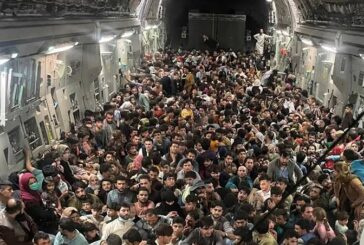 Postal del caos: más de 600 afganos apretujados huyen en avión de EU