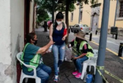 Jalisco llegaría a semáforo rojo en casos de covid-19; Alfaro descarta más cierres