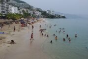 Ignoran turistas evacuación de playas