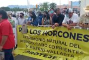 Piden apoyo a López Obrador afuera de su mañanera en Vallarta