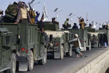Talibanes desfilan en Afganistán con arsenal que dejó EU