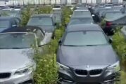 Más de 3,000 autos BMW completamente nuevos están abandonados y pudriéndose al aire libre