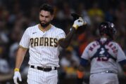 Una madre y su hijo mueren al caer de un tercer nivel en el estadio de los Padres de San Diego