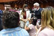 Mamá de jovencito con cáncer se arrodilla ante diputados de Morena; suplica por medicinas para su hijo