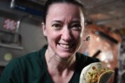 Astronautas cosechan chiles en el espacio y preparan taquitos
