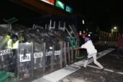 Migrantes y policías de CdMx se enfrentan en autopista México-Puebla