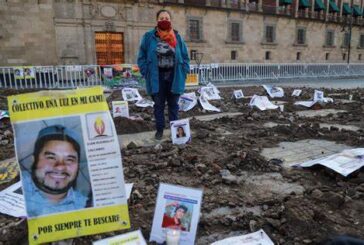 Familiares de desaparecidos montan 'fosas' en el Zócalo