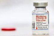 La vacuna de Moderna contra el covid-19 recibe la aprobación completa de la FDA 