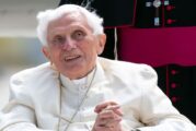 Benedicto XVI pide perdón por abusos y errores bajo su mandato