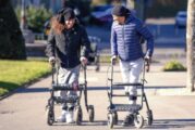 Tres personas parapléjicas volvieron a caminar con implantes controlados por inteligencia artificial