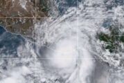 El huracán Agatha toca tierra en el sur de México 