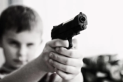 Niño de 8 años mata accidentalmente a bebé de 1 año y hiere a otra con arma de su padre en EU 