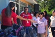 Empresa Oxxo dona mochilas a dos secundarias de Vallarta