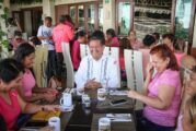 Profe Michel se reúne con mujeres en Desayuno Rosa con causa