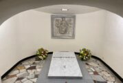 Abren al público la tumba de Benedicto XVI para que pueda ser visitada en la cripta vaticana 