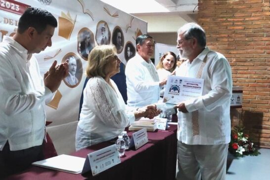 El Gobierno de Puerto Vallarta reconoció con el Mérito Académico al Dr. Jorge Téllez López