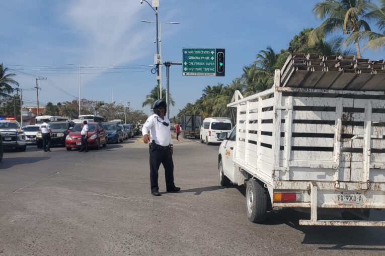 Protesta Vs. verificentro desquicia tráfico en  Vallarta